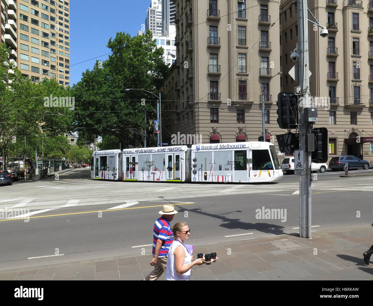 Melbourne-Straßenbahn aus dem Central Business District. Stockfoto