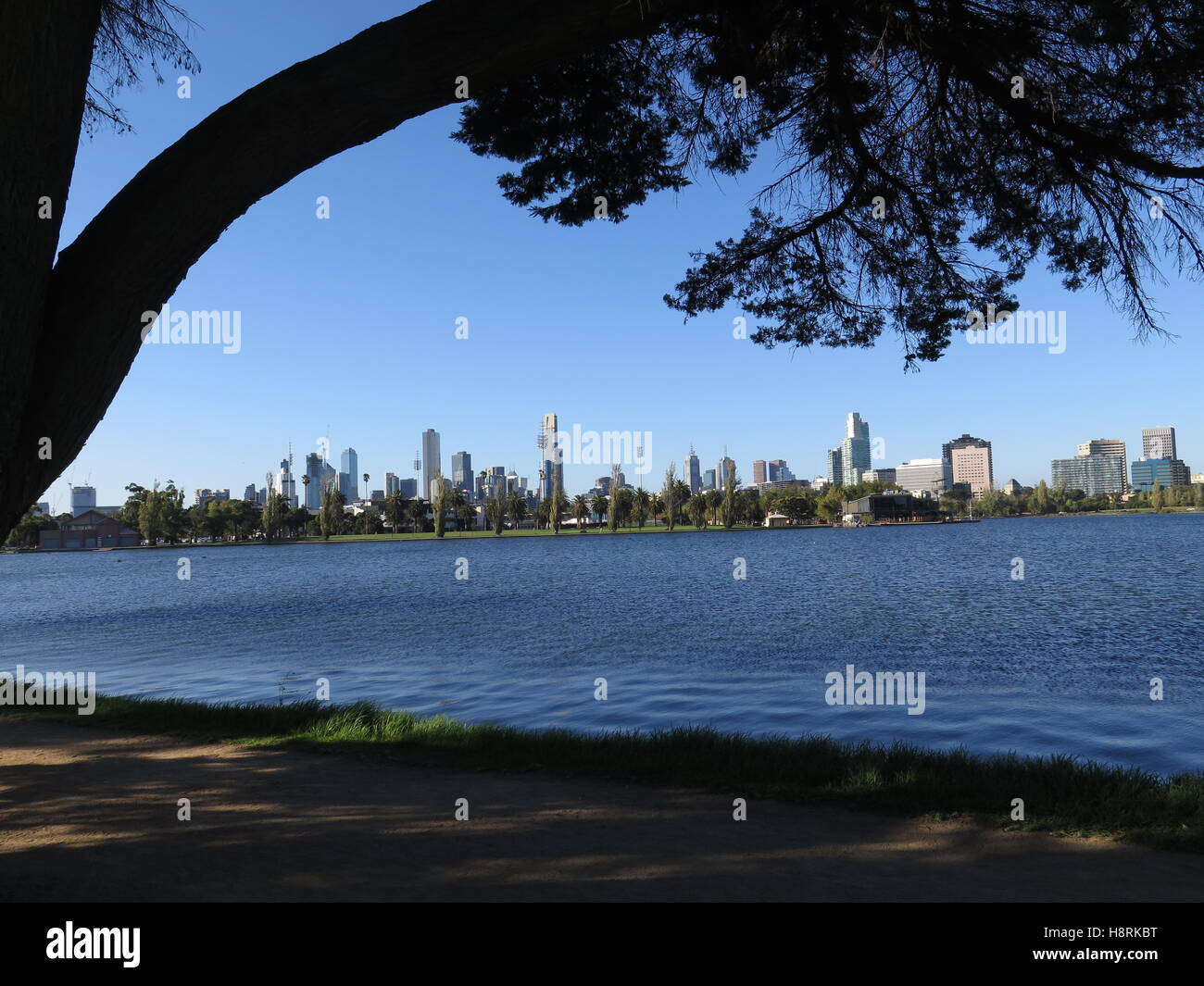 Blick auf die Stadt von Melbourne, Australien, Blick über den See im Albert Park. Stockfoto