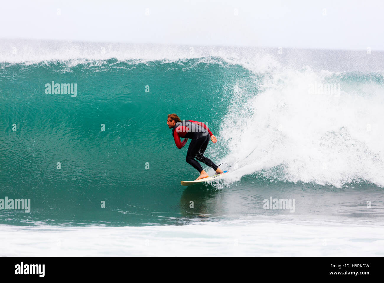 Südafrika, Eastern Cape, Jefferys Bay, Surfer bei Supertubes wave Stockfoto