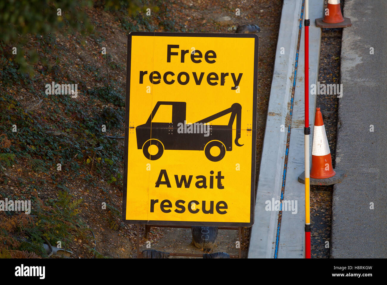 Kostenlose Rücknahme erwarten Rettung Baustellen Zeichen auf der M3 in Surrey, England, Großbritannien. Stockfoto