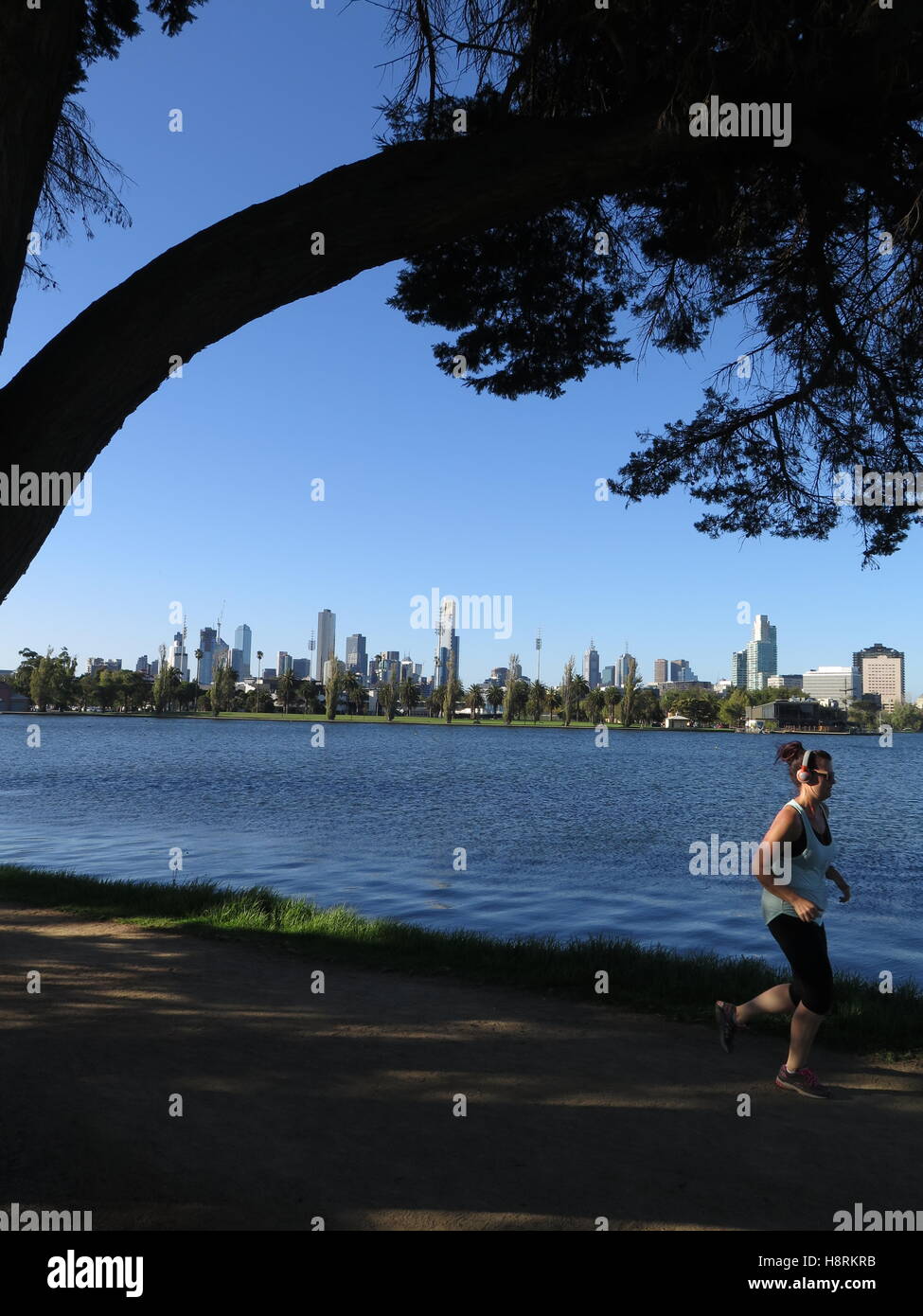 Blick auf die Stadt von Melbourne, Australien, Blick über den See im Albert Park. Stockfoto
