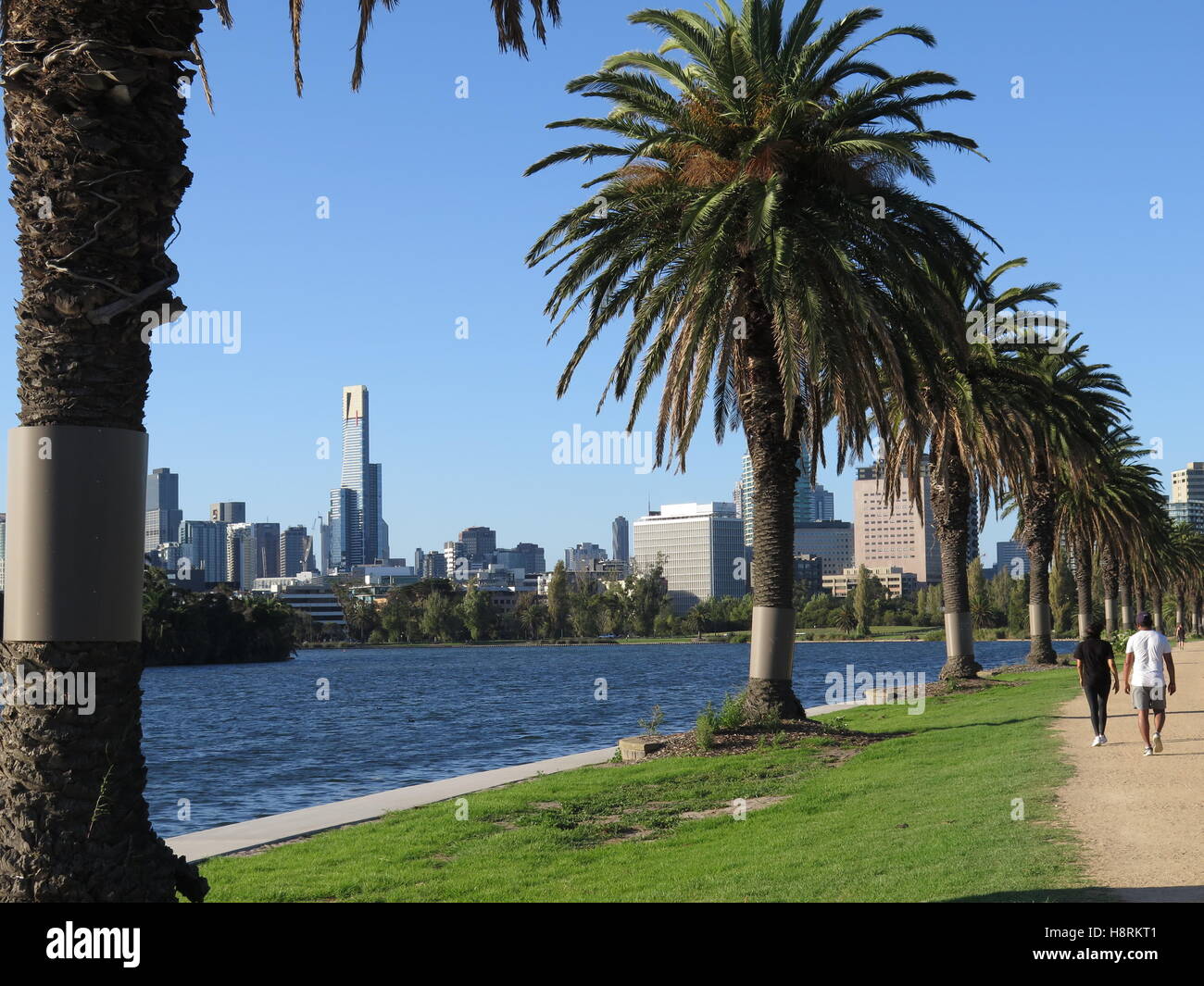 Blick auf die Stadt von Melbourne, Australien, Blick über den See im Albert Park. Stockfoto