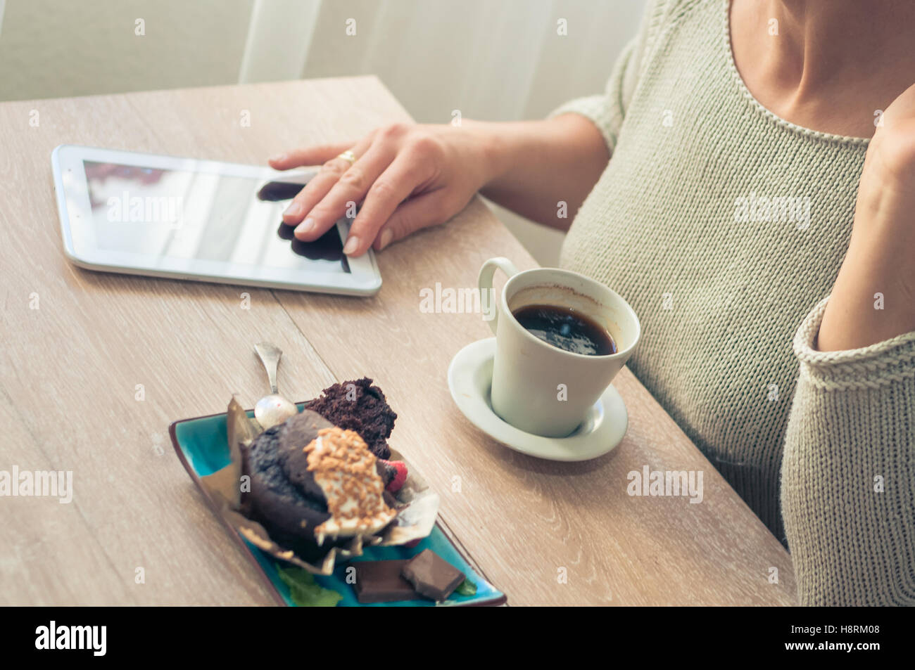 Leckere Schoko-Muffin mit Schokoladenstückchen und frischen Kaffee für ...