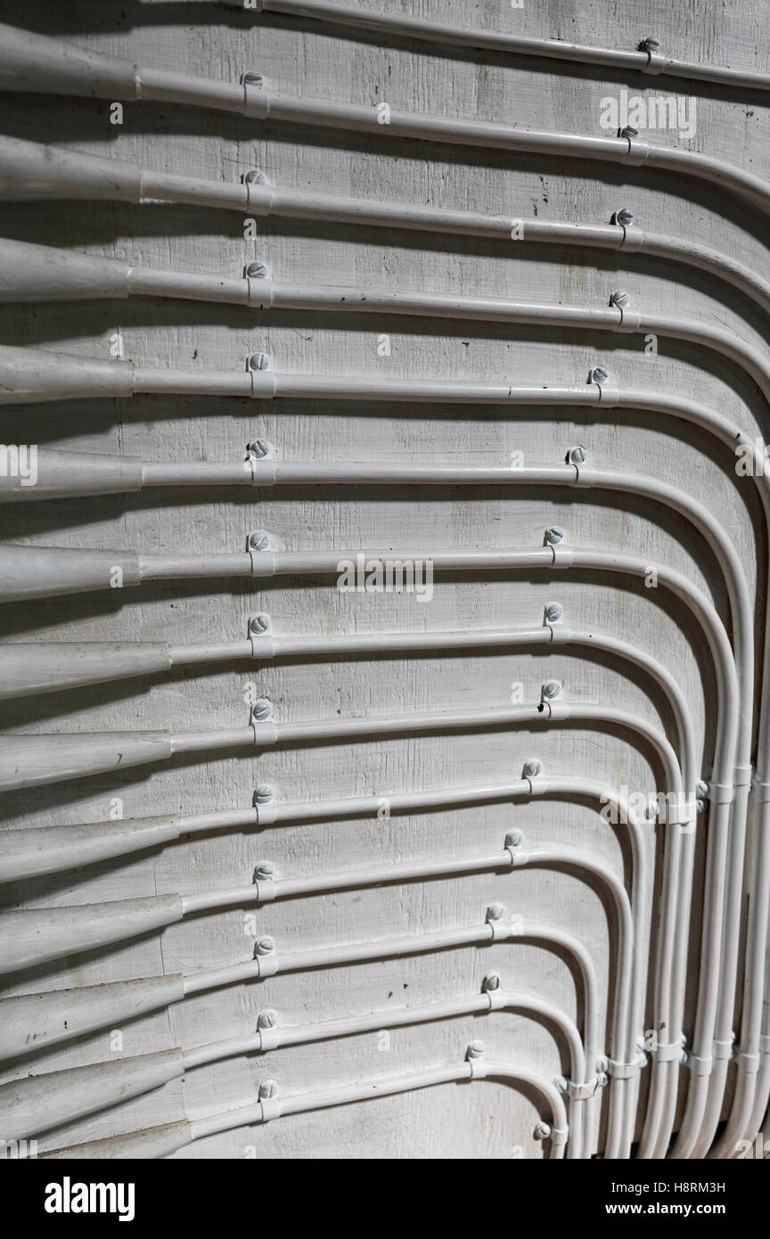 Satz von elektrischen Leitungen in einer Kirche gesehen. Stockfoto