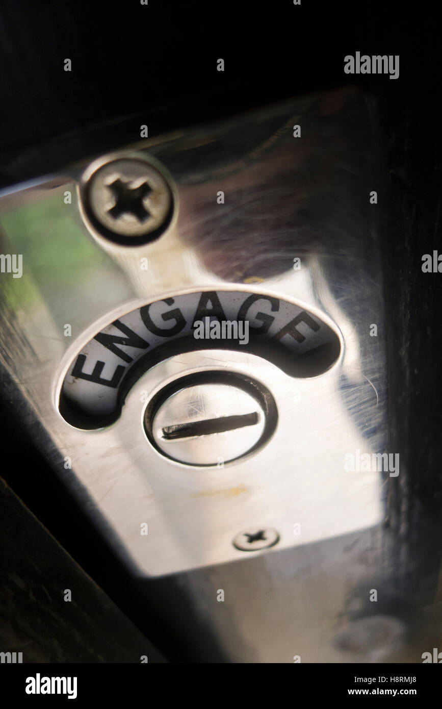 "ENGAGED" auf Schloss einer öffentlichen Toilette. Stockfoto