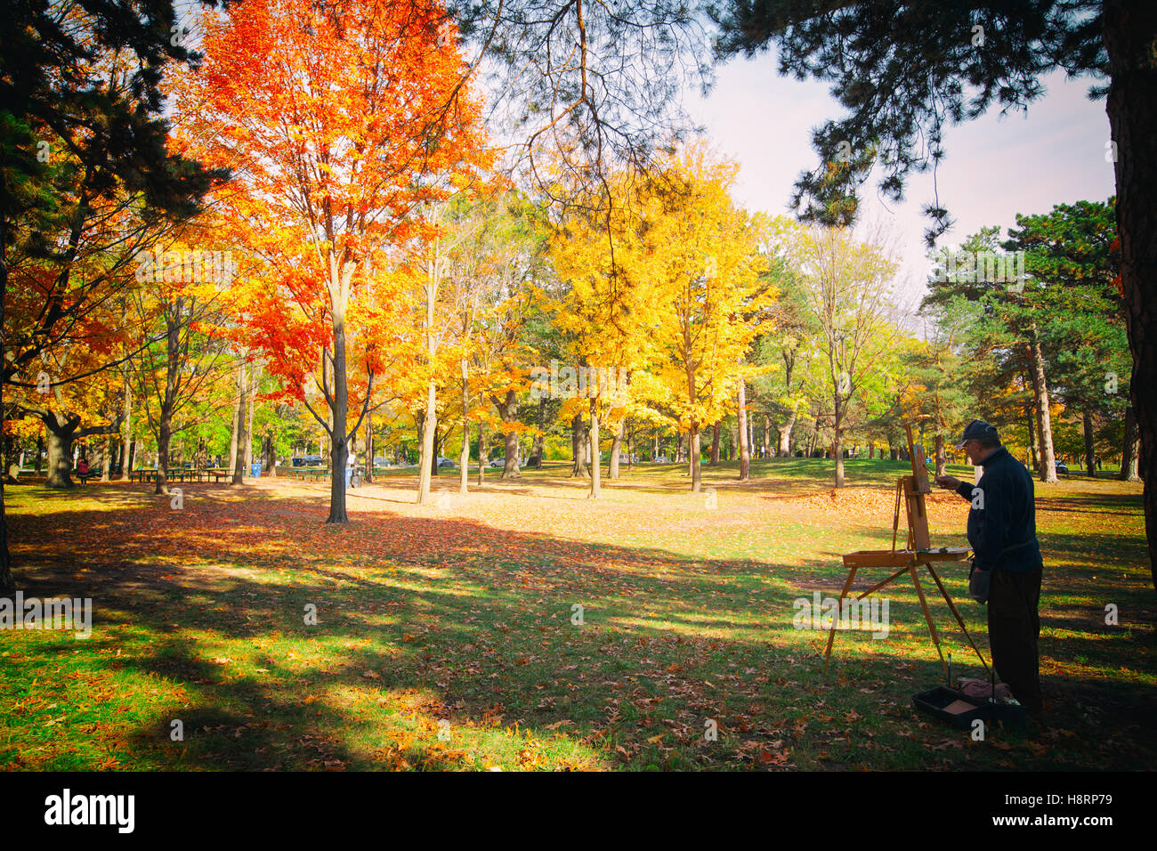 Künstler im Freien Malen bunte Bäume im Herbst im park Stockfoto