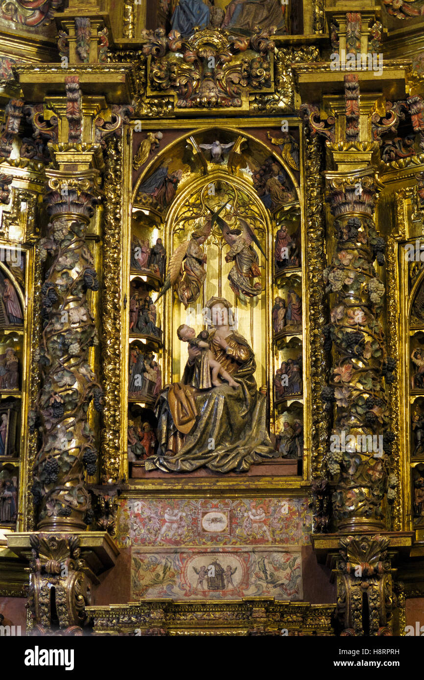 Jungfrau Maria mit Baby Jesus Christus auf einem vergoldeten Altar in der Kirche Iglesia De Santa María in Laredo, Kantabrien, Spanien, Europa Stockfoto