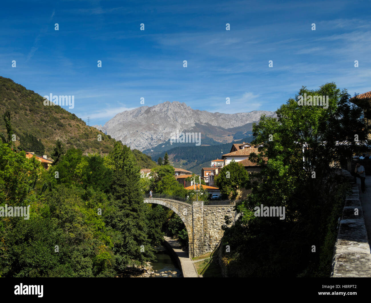 Alte Steinbrücke in Potes, Kantabrien, Spanien, Europa Stockfoto