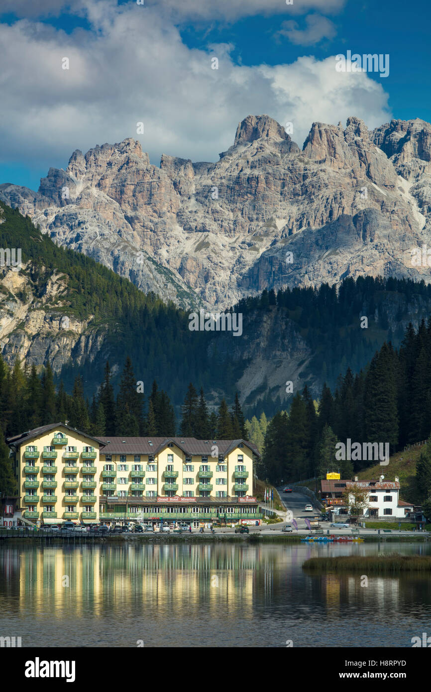 Die Reflexionen des Grand Hotel Misurina Lago Misurina mit dem Cristallo drohenden Jenseits, Dolomiten, Belluno, Italien Stockfoto