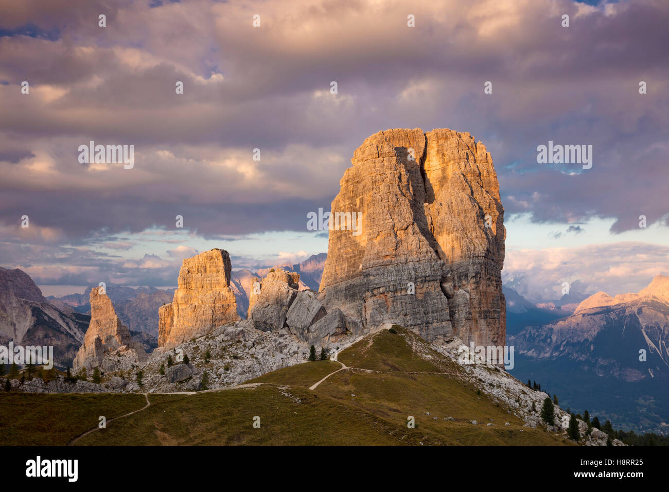 Am Abend Sonnenlicht über den Cinque Torri, Dolomiten, Belluno, Veneto, Italien Stockfoto