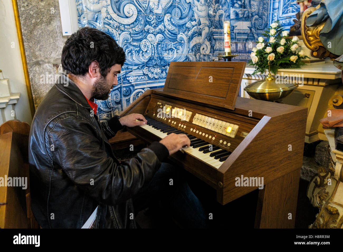 Junger Mann, der während des Gottesdienstes im Santuário de Nossa Senhora do Pilar, Povoa de Lanhoso, Portugal, Europa Holzorgel spielt Stockfoto