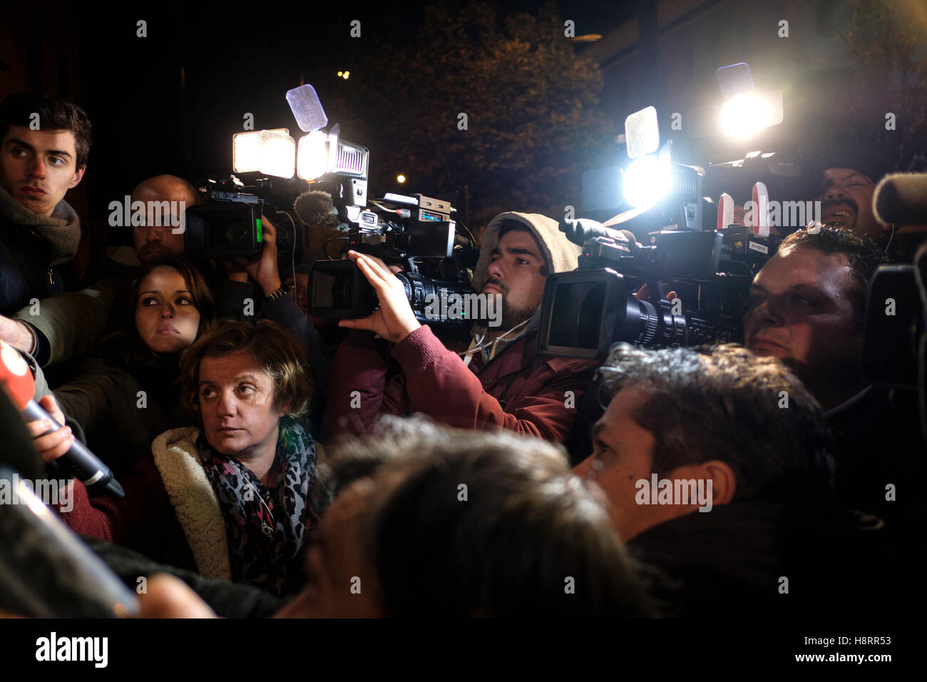 News-Kameraleute für ein Ereignis in der Nacht Stockfoto