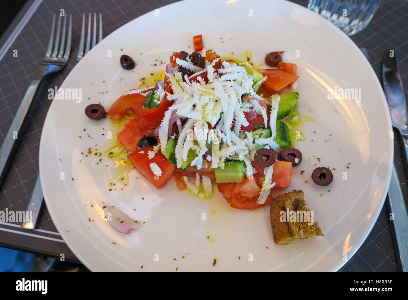 Griechischer Salat mit Käse auf der Oberseite Stockfoto