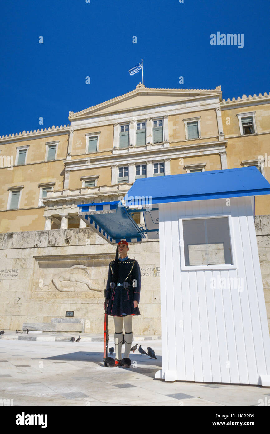 Wache auf seinem Posten außerhalb von einem Wachhäuschen, griechische Parlament, Athen, Griechenland Stockfoto