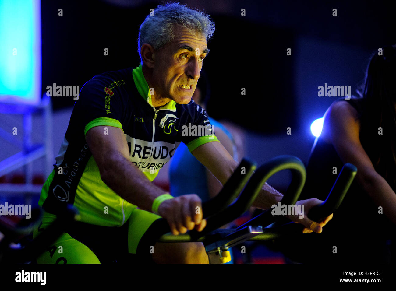 Mann reitet Fahrradergometer bei einem Spinning-Kurs in der Turnhalle Stockfoto