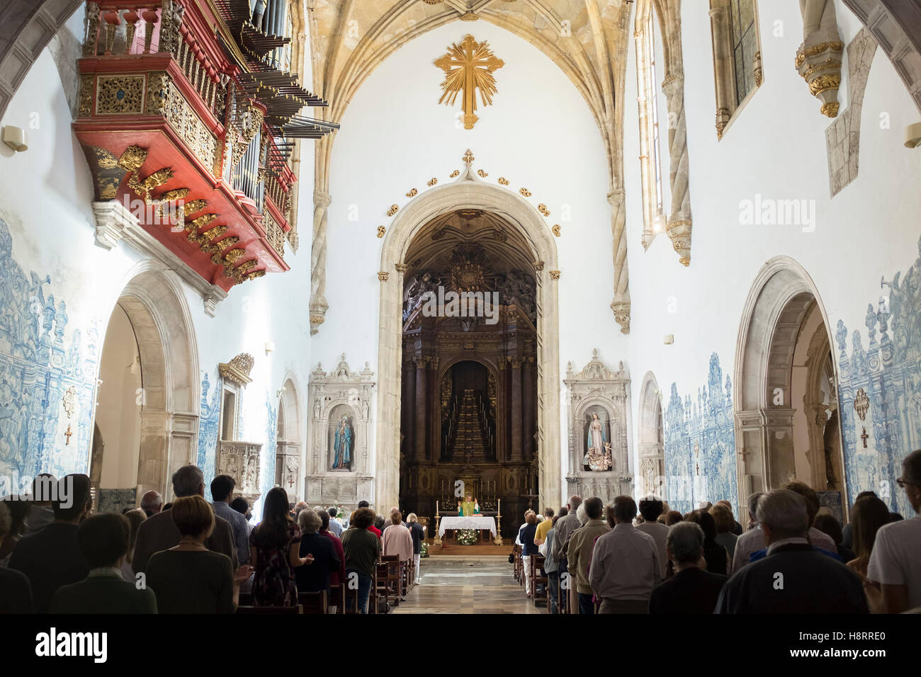 Innenansicht der Igreja de Santa Cruz Kirche in Coimbra, Portugal, während der Messe Stockfoto
