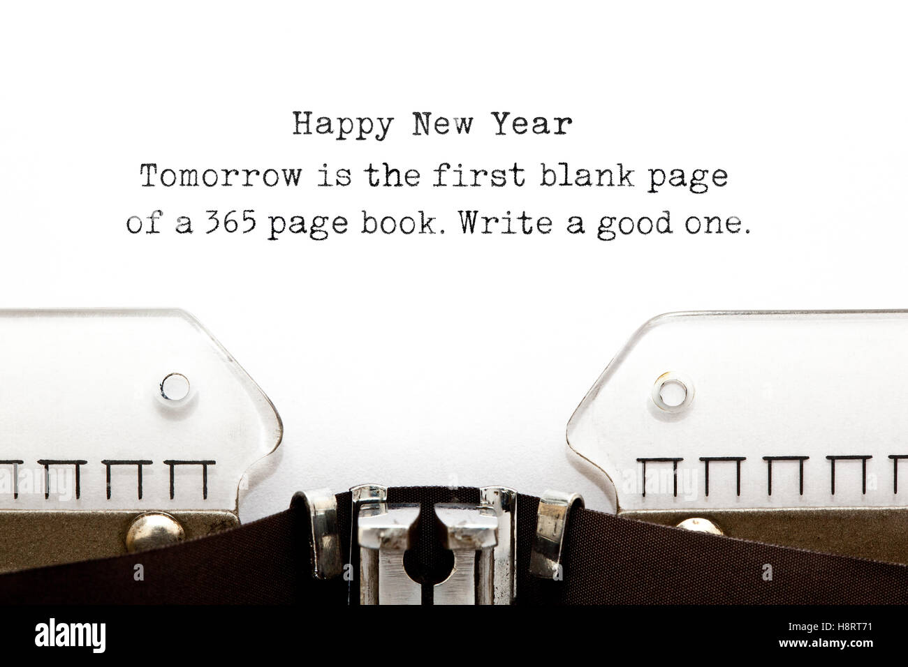 Morgen ist die erste leere Seite ein 365 Seiten starkes Buch. Schreiben Sie eine gute. Neue Jahr gedruckt Zitat auf einer alten Schreibmaschine. Stockfoto