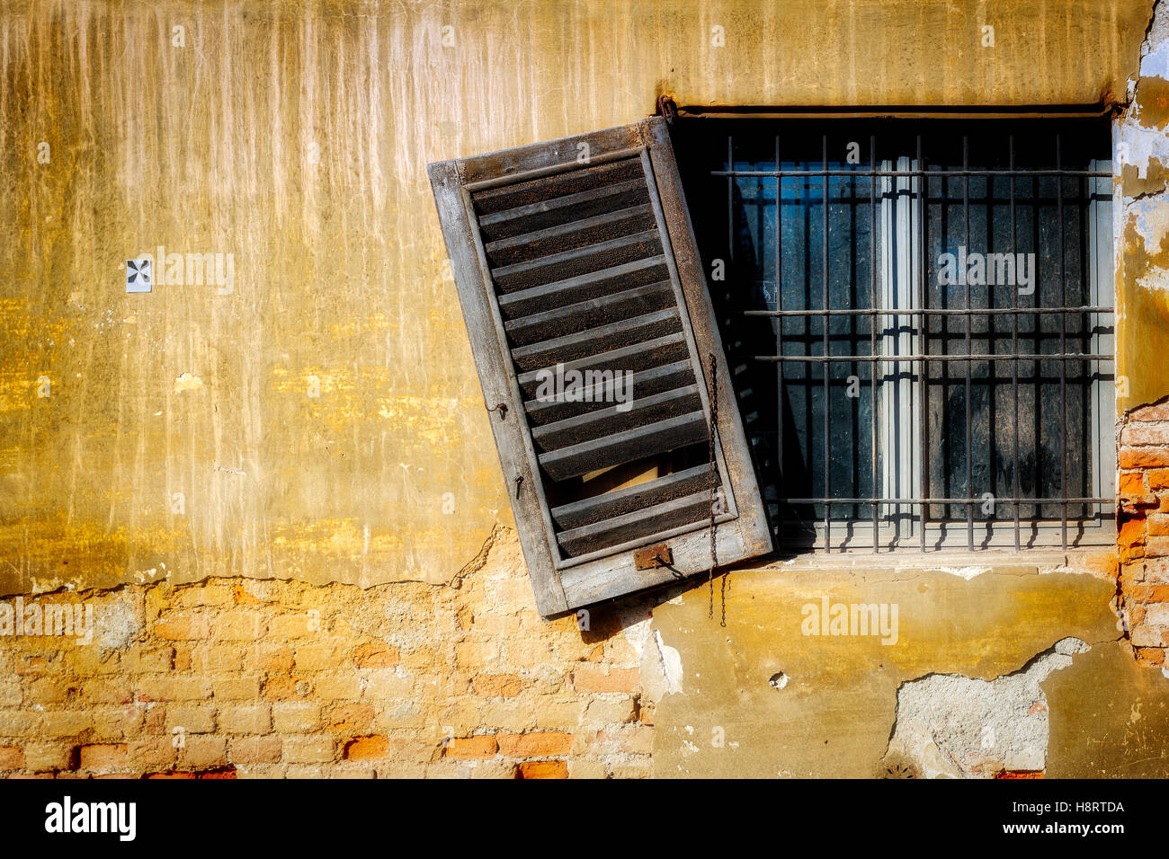 Hölzerne Verschluss hängend von einem verlassenen Gebäude in Monza Stockfoto