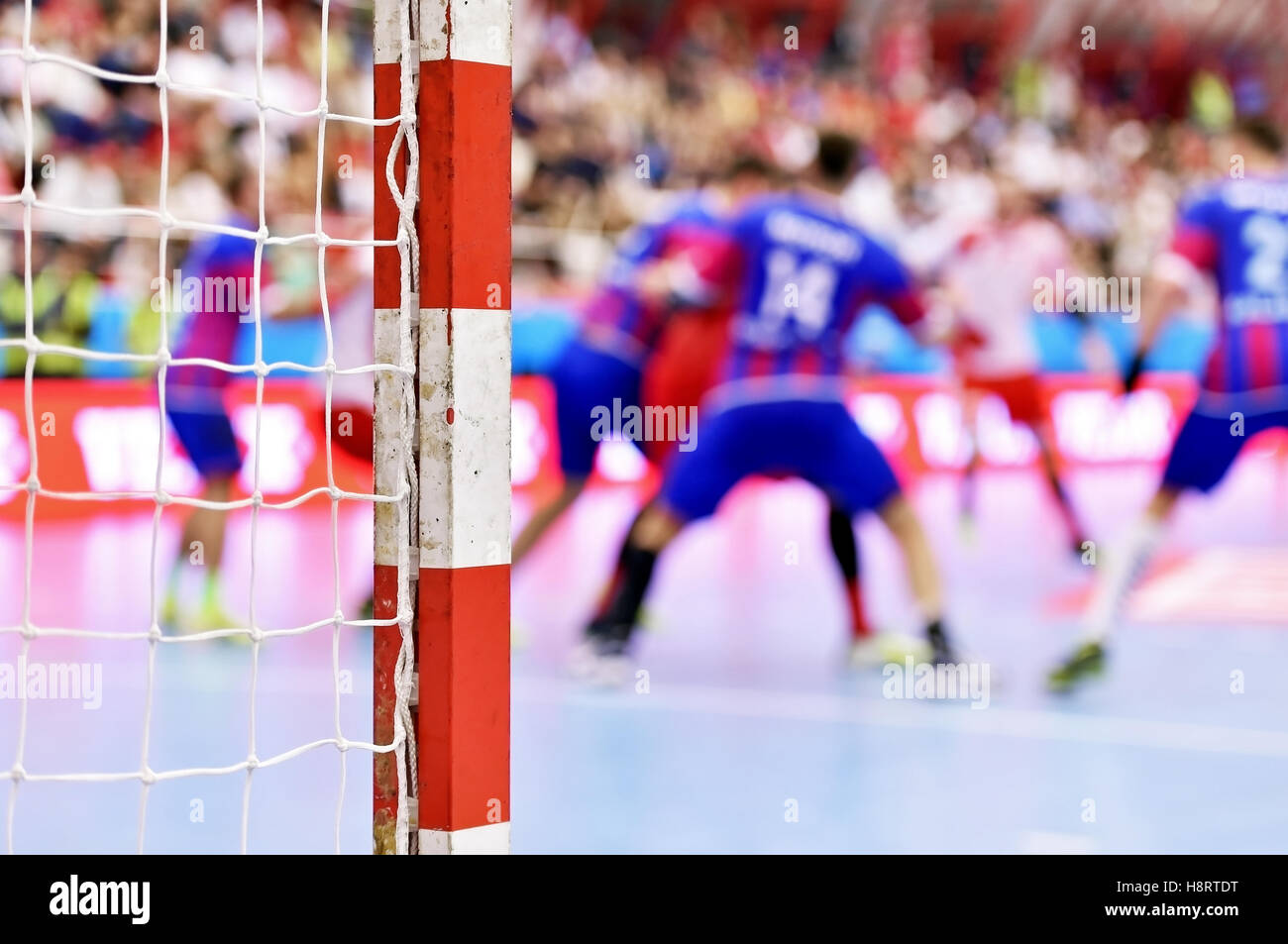 Handball-Spiel-Szene mit Torpfosten und Spieler im Hintergrund Stockfoto