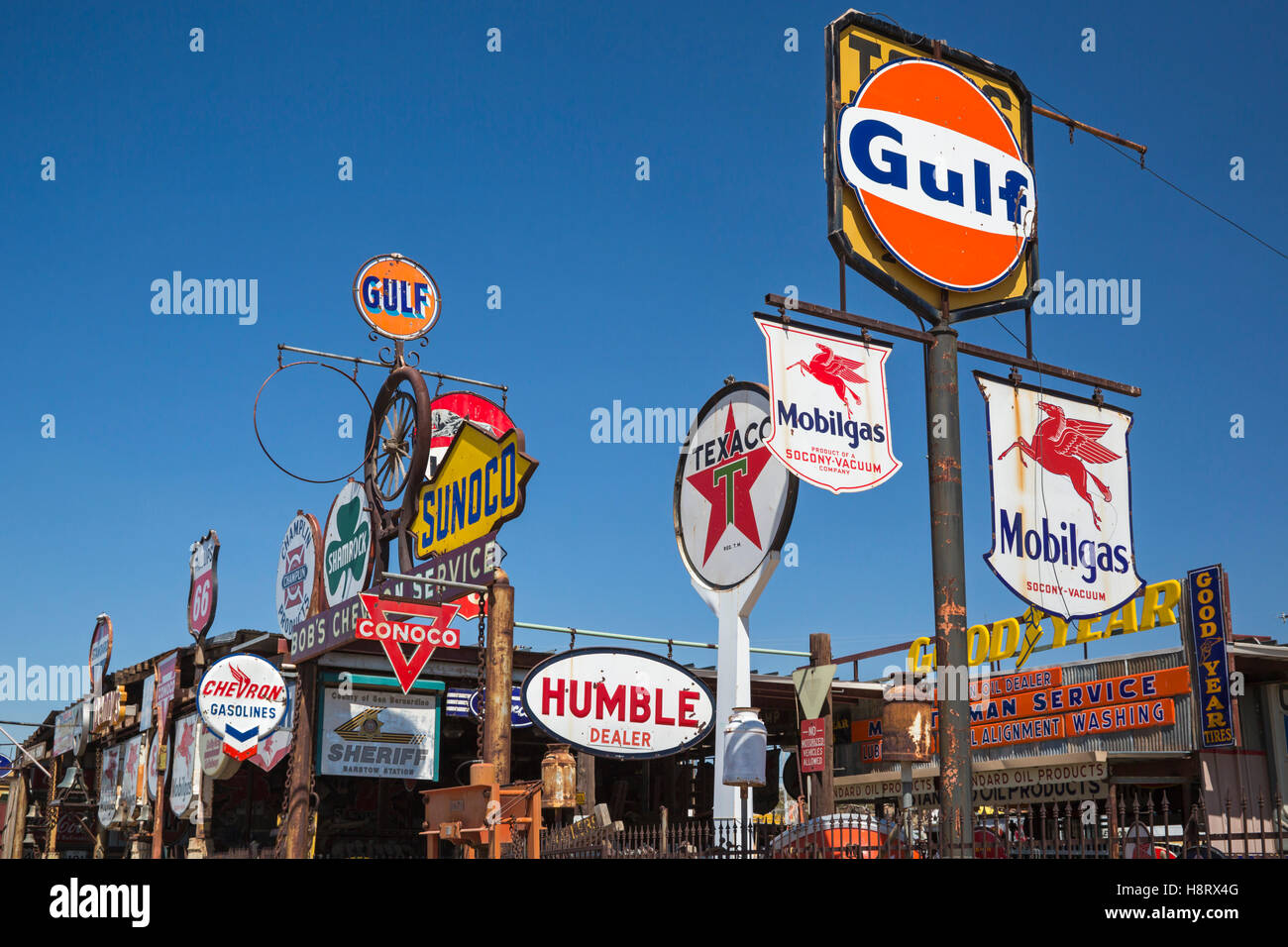 Barstow, Kalifornien - alte Tankstelle Schilder. Stockfoto