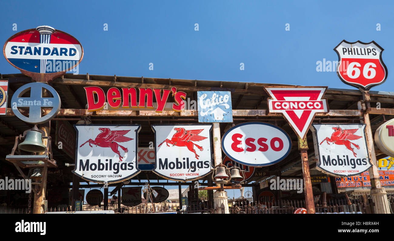 Barstow, Kalifornien - alte Tankstelle Schilder. Stockfoto