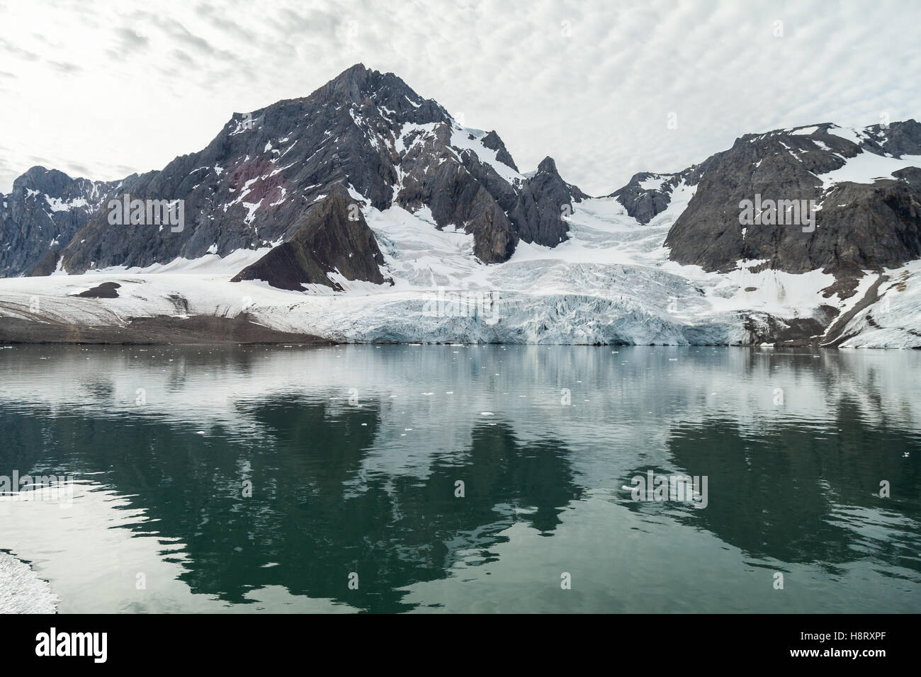 Berge-Gletscher in der Arktis für Hintergrund Stockfoto