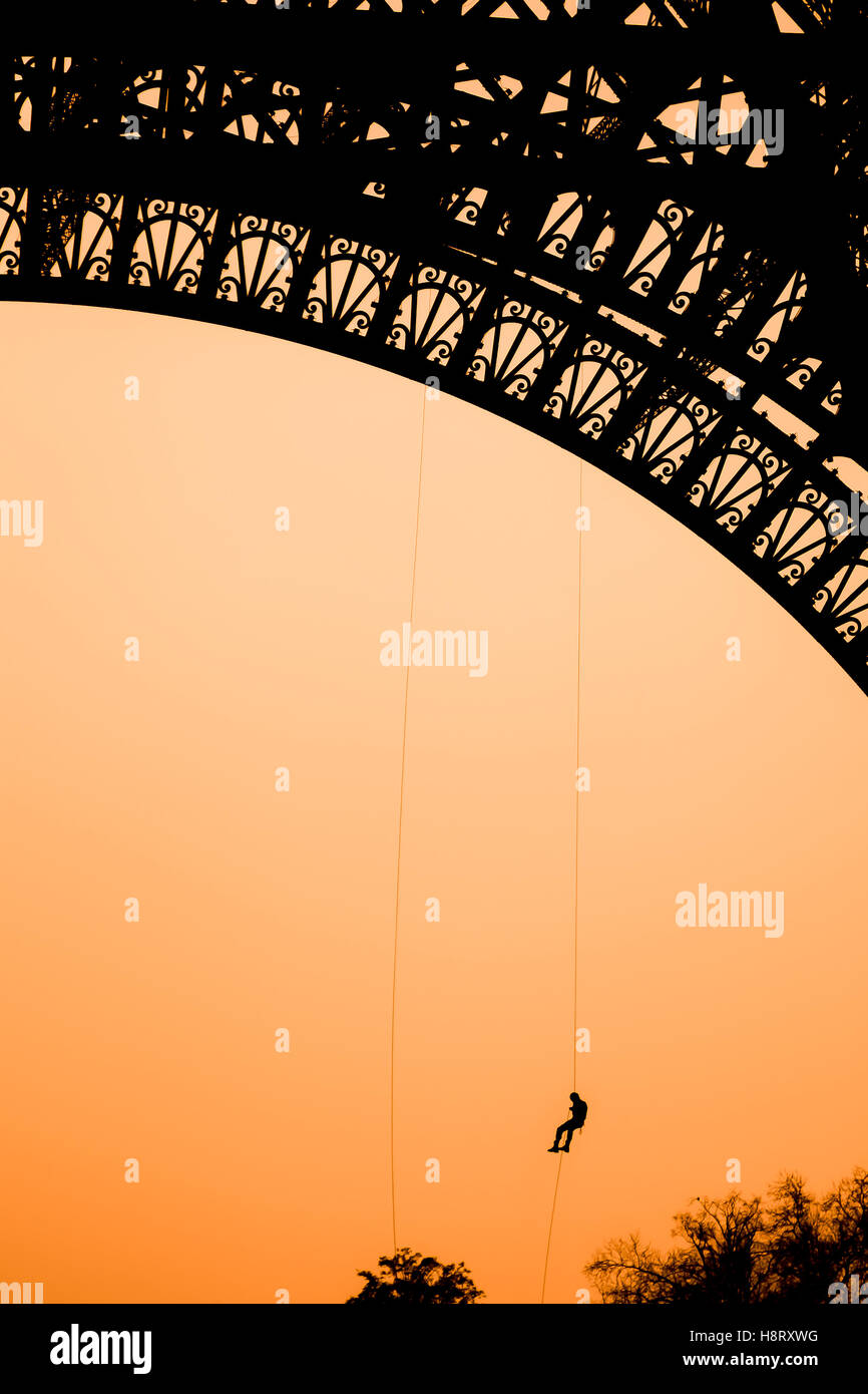 Der Eiffel Turm von Frankreich erschossen in Silhouette und Sepia. Stockfoto