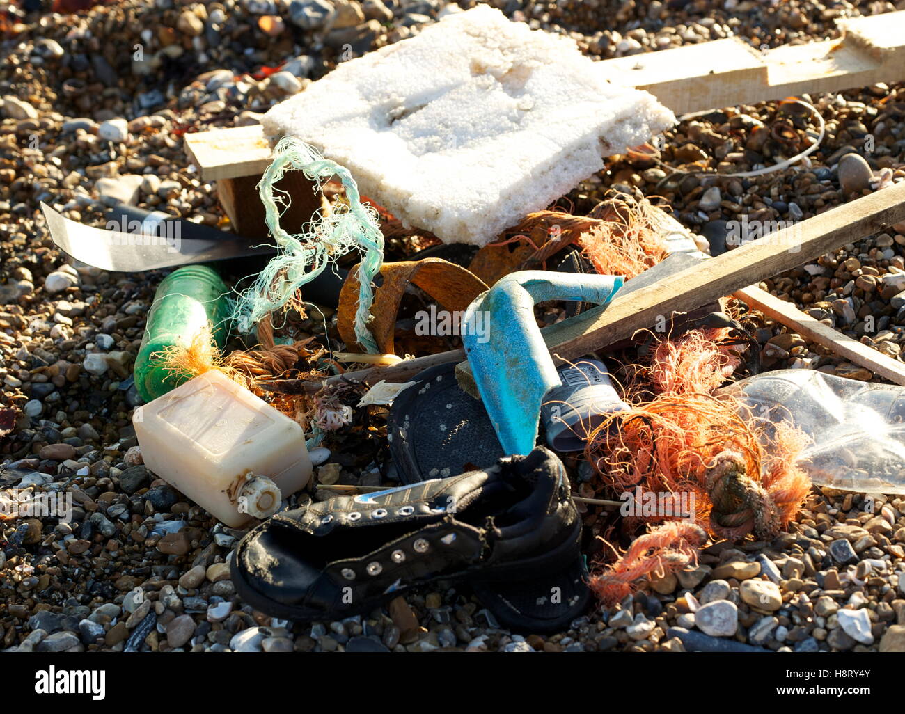 AJAXNETPHOTO. WORTHING, ENGLAND. -MEER JUNK - TREIBGUT ANGESCHWEMMT; PLASTIKFLASCHEN, BITS POLYPROPELENE SEIL, NETTING, HOLZ, KLEIDUNG UND ANDEREN MÜLL AM STRAND ANGESPÜLT. FOTO: JONATHAN EASTLAND/AJAX REF: D130201 1196 Stockfoto