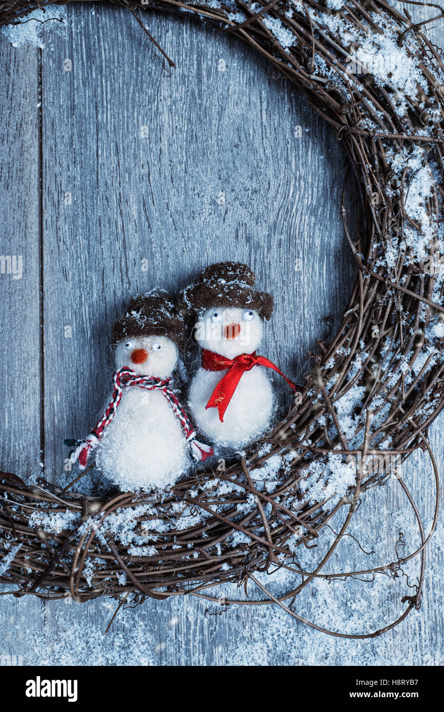 Nahaufnahme von Winter-Girlande mit Schneemänner Dekoration Stockfoto