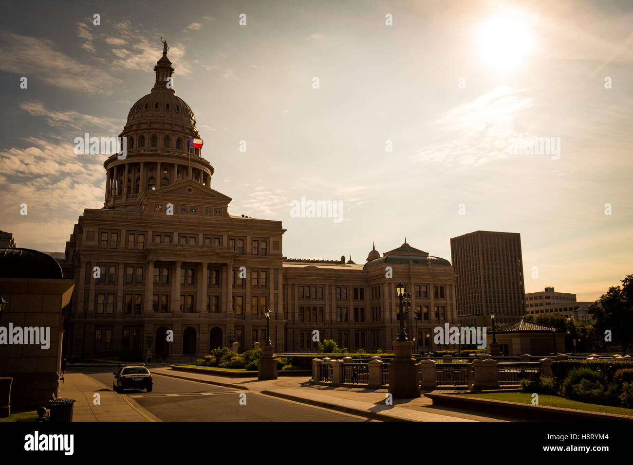 Spätsommertag an der Texas-Landeshauptstadt, Congress Avenue, Austin, Texas, Vereinigte Staaten von Amerika. Stockfoto