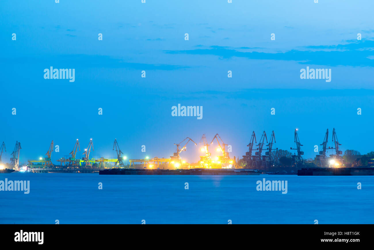 Hafen-Lager in der Nacht Stockfoto