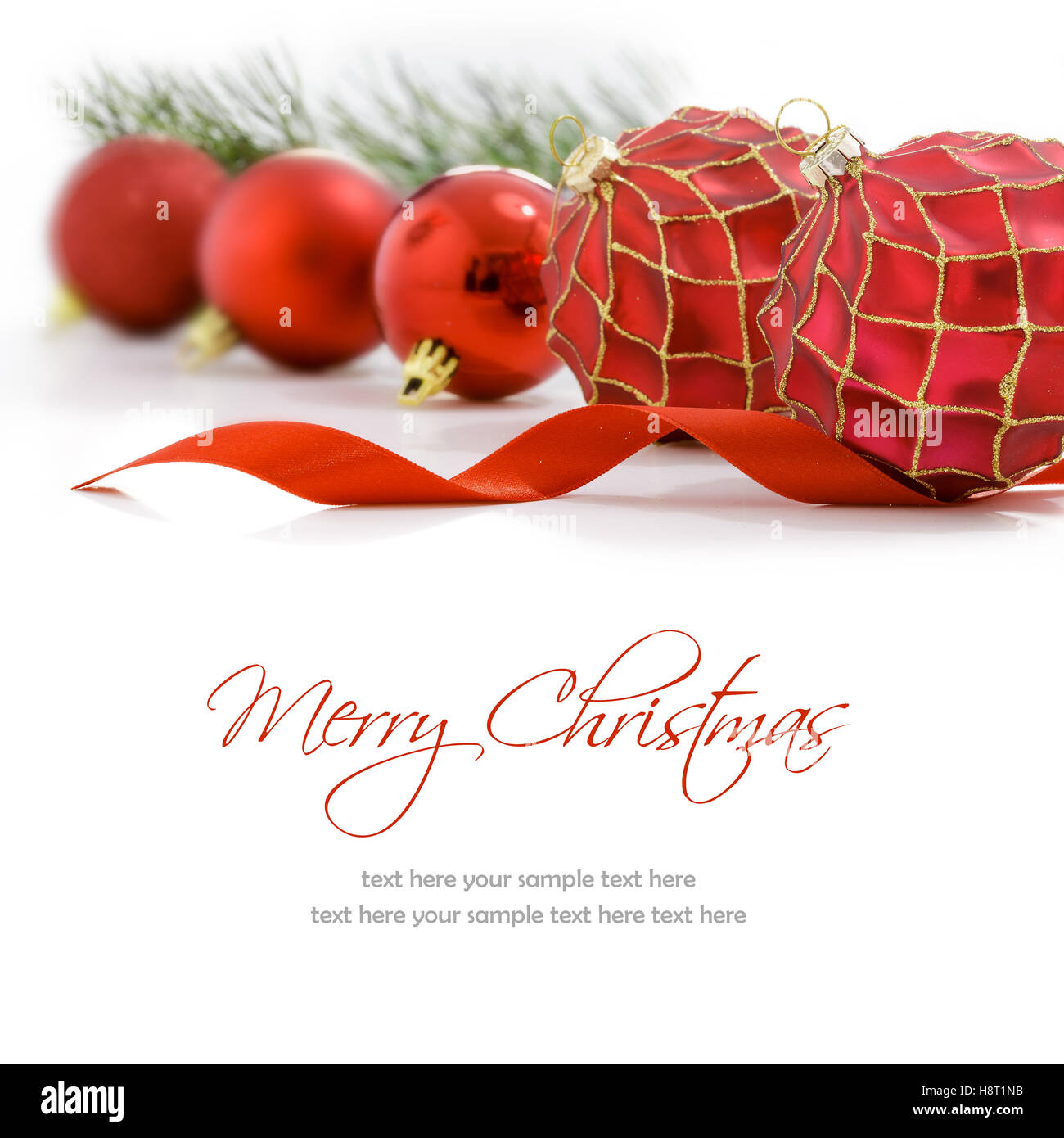 Rote Weihnachtskugeln auf weißem Hintergrund. Merry Christmas card Stockfoto