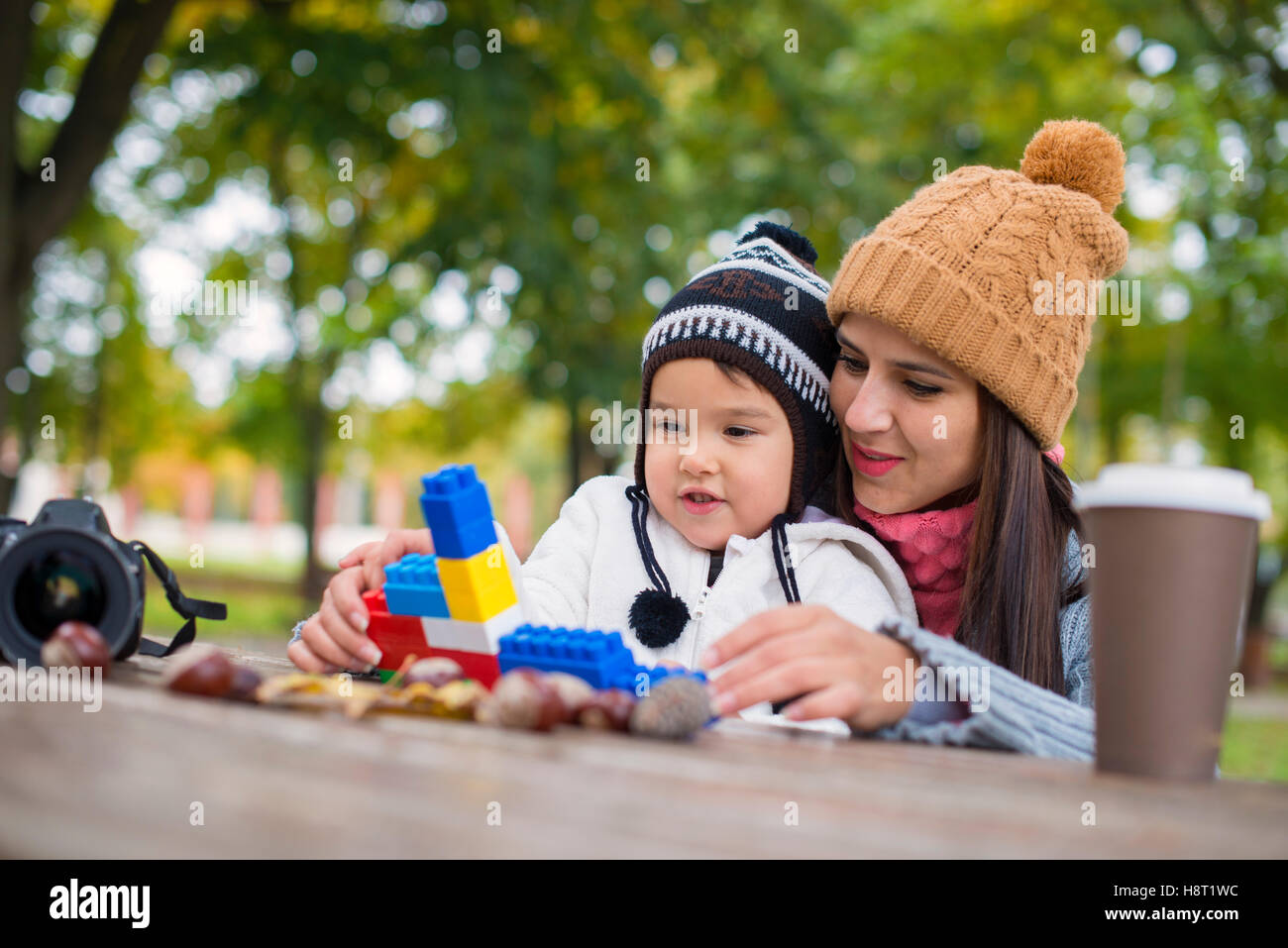 Mutter mit ihrem Kind spielen im Park spielen mit Blöcken Stockfoto