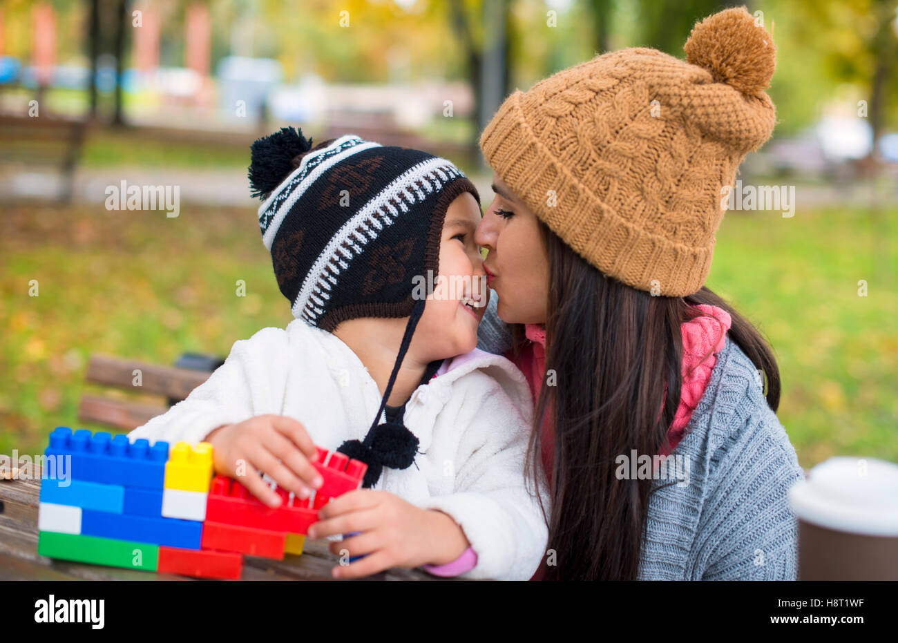 Mutter Tochter im Park küssen Stockfoto