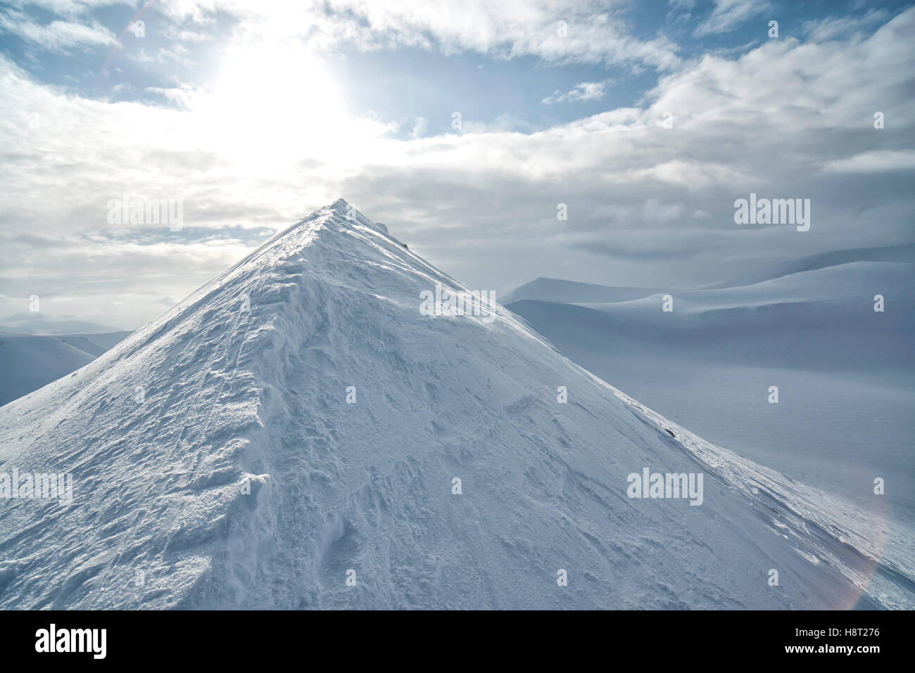 Verschneiter Gipfel DesTrollsteinen, Norwegen schneebedeckten Gipfel des Trollsteinen in der arktischen Wildnis von Svalbard, Spitzbergen Stockfoto