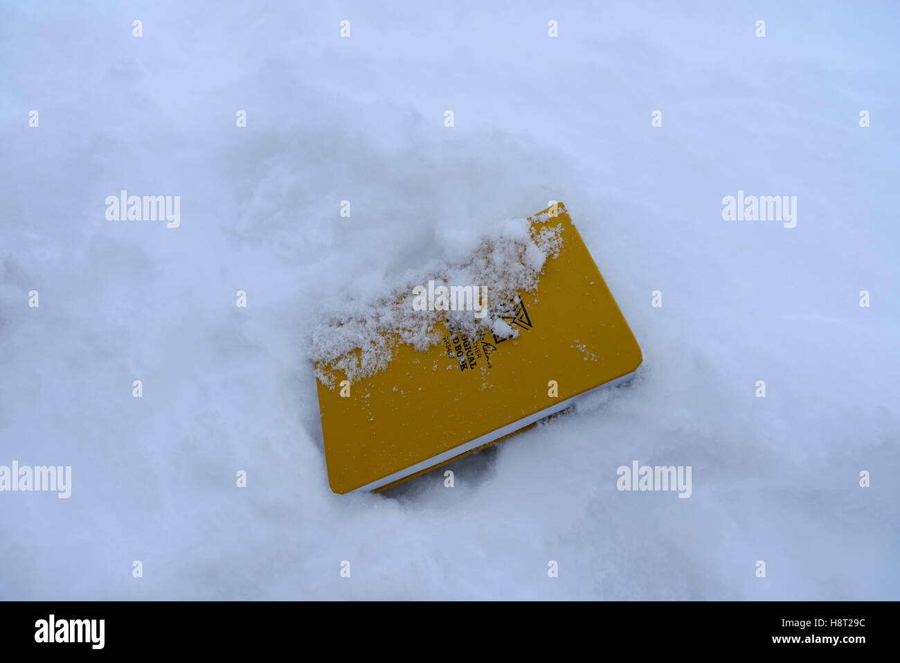 Ein Geolocigal-Feldbuch bedeckt mit Schnee Ein Mit Schnee Bedecktes Geologisches Feldbuch Stockfoto