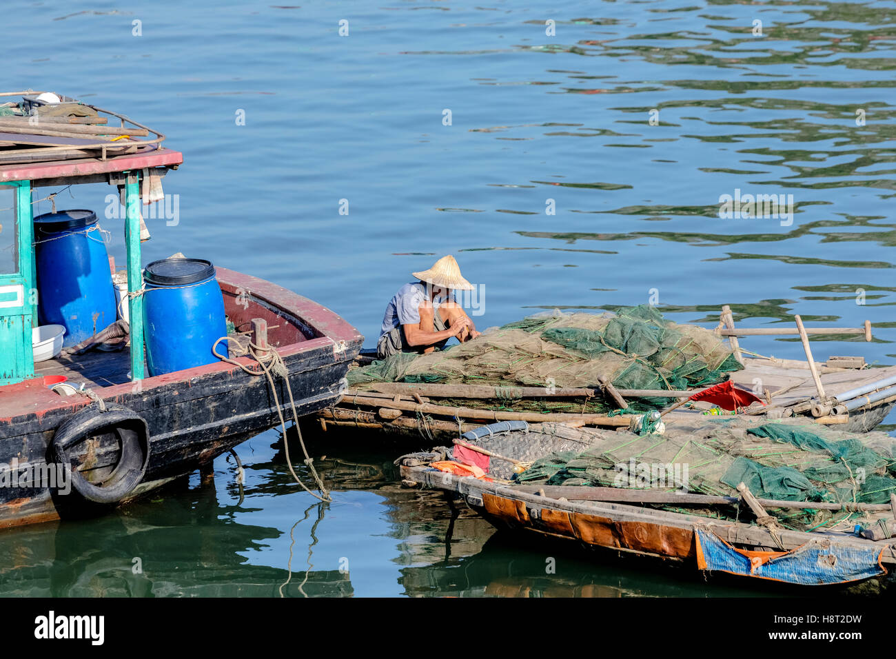 Fischer bei der Arbeit in Halong Bucht, Vietnam, Indochina, Asien Stockfoto