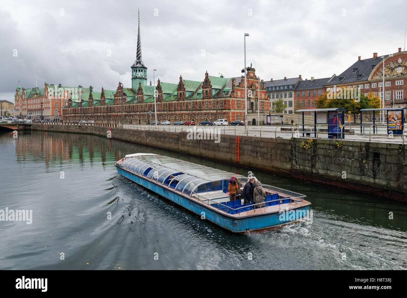 Touristenboot auf dem Frederiksholm-Kanal mit Kopenhagen Alte Börse, Borsen, Kopenhagen, Dänemark Stockfoto