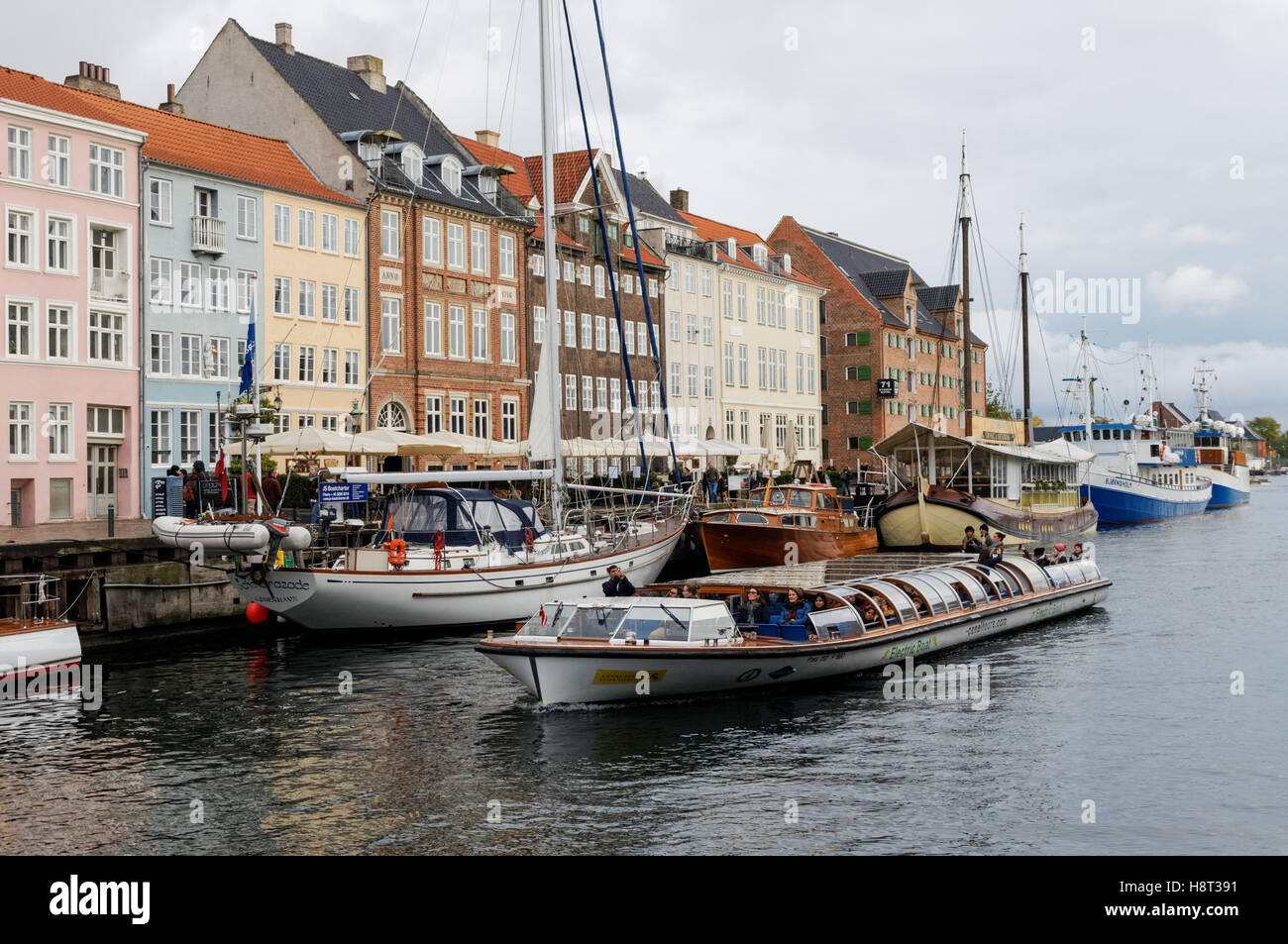Bunte Stadthäuser entlang Nyhavn Kanal in Kopenhagen, Dänemark Stockfoto