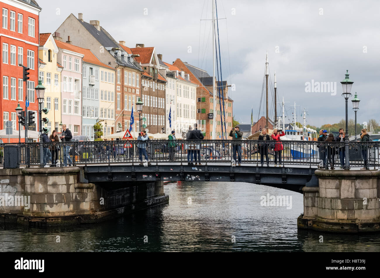 Touristen am Nyhavn Kanal in Kopenhagen, Dänemark Stockfoto