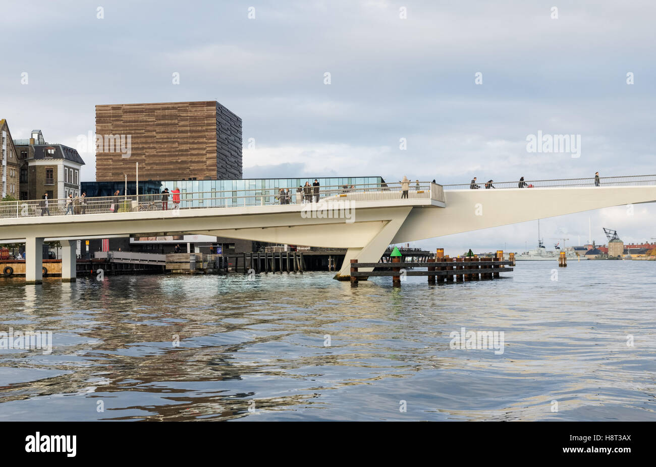 Menschen, die die Inderhavnsbroen (die Inner Harbour Bridge)-Fußgänger- und Fahrradbrücke in Kopenhagen, Dänemark, überqueren Stockfoto