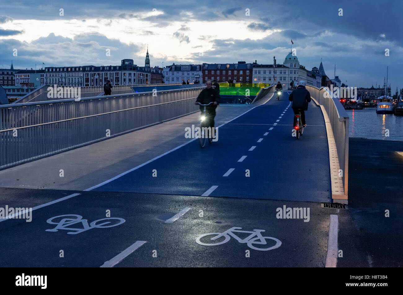 Radfahrer auf der Inderhavnsbroen (die Inner Harbour Bridge) Fußgänger- und Fahrradbrücke in Kopenhagen, Dänemark Stockfoto