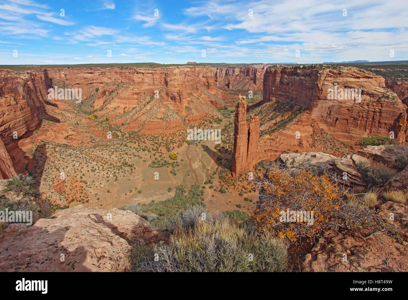 Der rote Sandstein-Turm der Spider Rock am Canyon de Chelly National Monument in der Navajo Nation in der Nähe von Chinle, Arizona Stockfoto