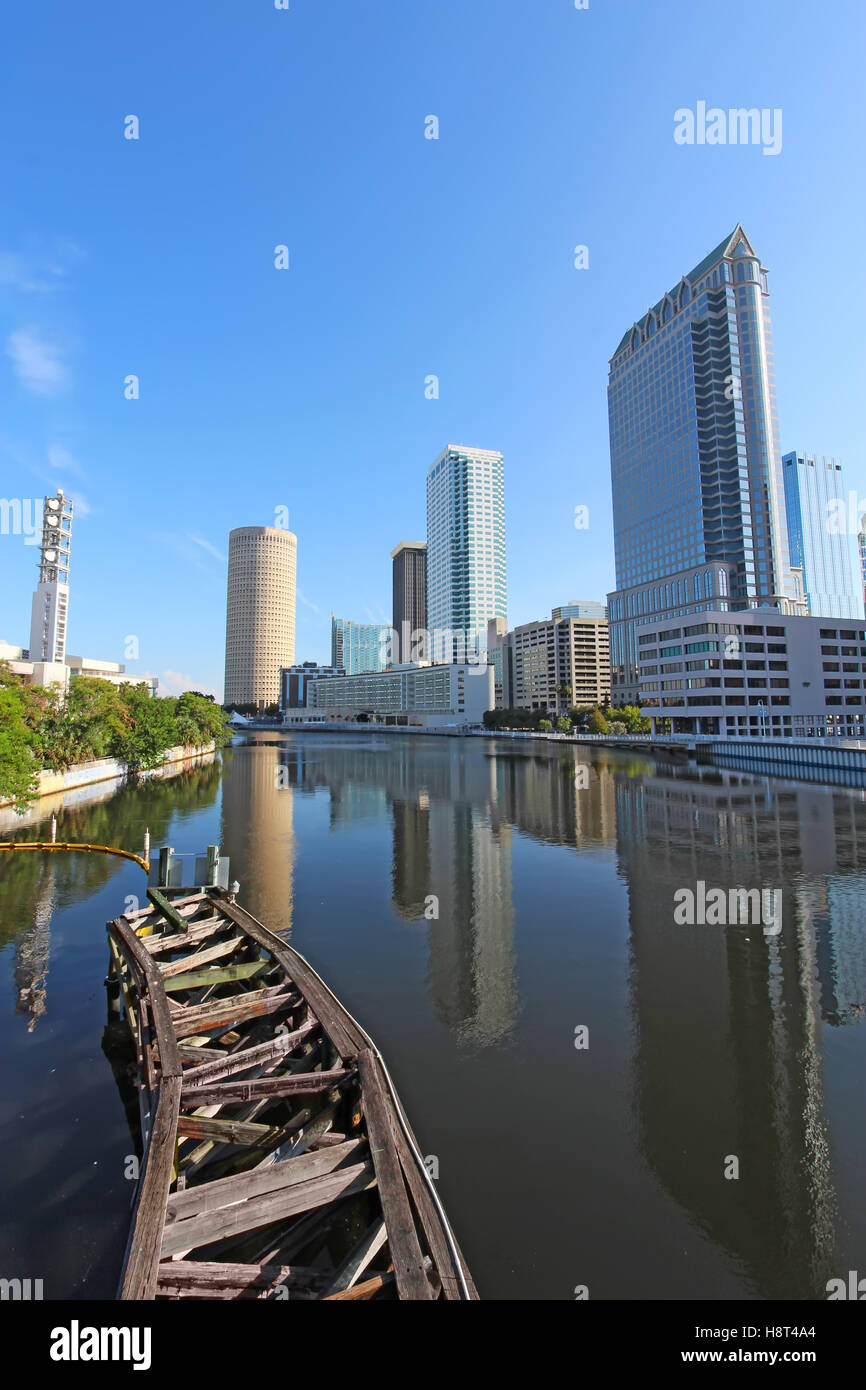 Partielle Tampa, Florida-Skyline mit Riverwalk Park und gewerblich genutzten Gebäuden vertikale Stockfoto