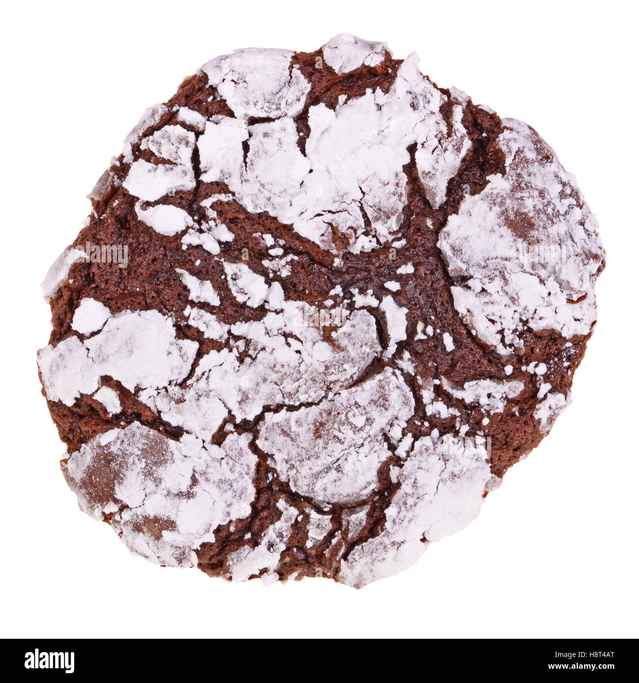 Einzelne frisch gebackene, hausgemachte Schokolade crinkle Cookies vor einem weißen Hintergrund isoliert Stockfoto