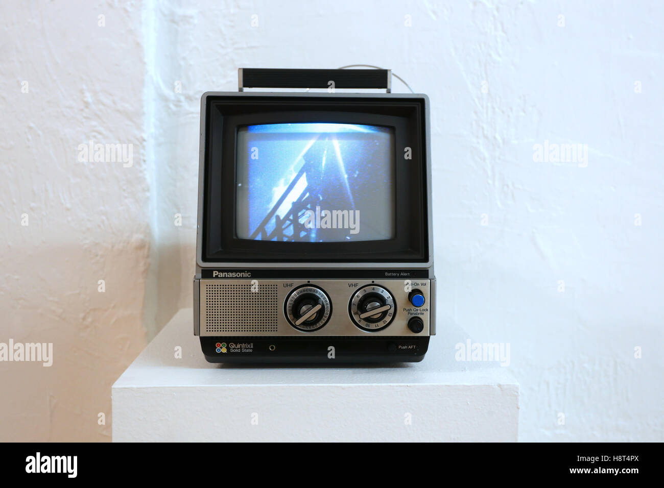 Ein Panasonic Quintrix II tragbarer Farbfernseher Stockfoto