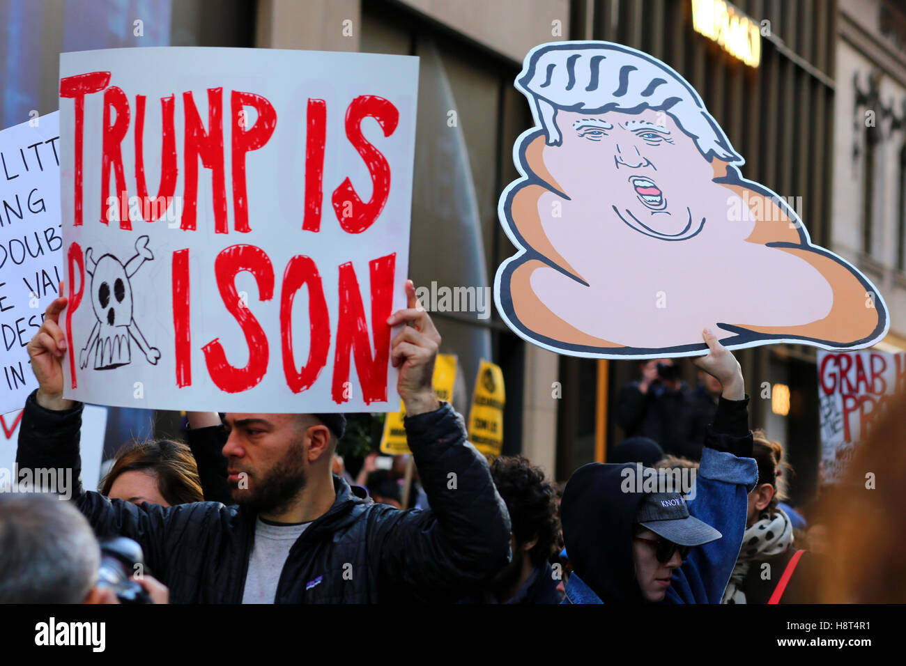 Demonstranten ihre Meinungsäußerungen von Donald Trump Stockfoto
