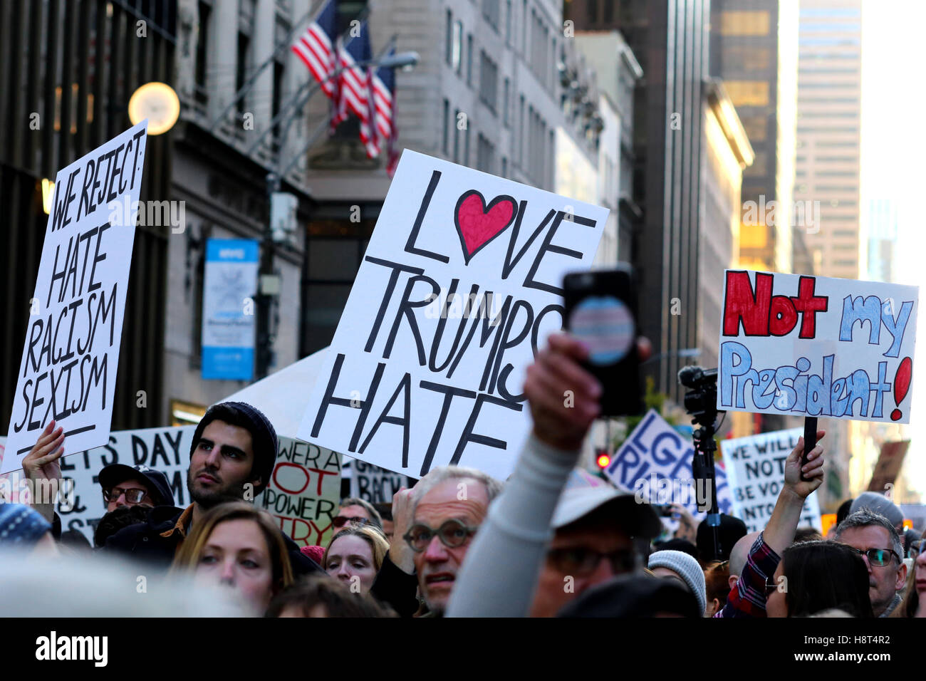 Demonstrator mit Liebe Trumpf hasse Zeichen außerhalb Trump Towers Stockfoto