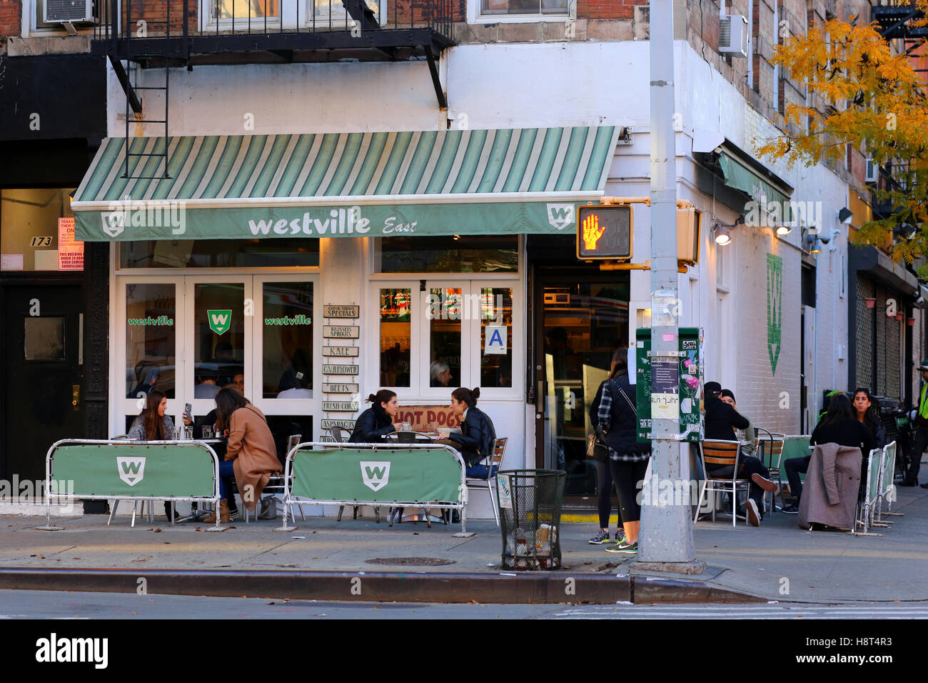 Westville Ost, 173 Avenue A, New York, NY. aussen Verkaufsplattform für ein Lokal und Straßencafé im East Village Viertel von Manhattan. Stockfoto