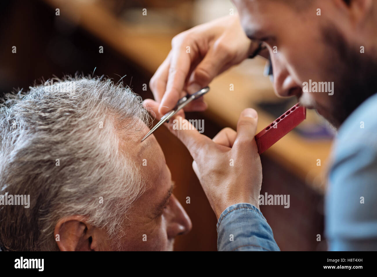 Haare Kommode schneiden Knall des älteren Menschen Stockfotografie - Alamy